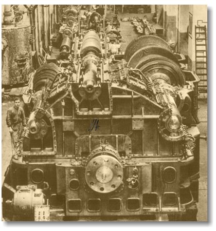 Turbine principali e riduttore ad ingranaggi del Conte di Savoia. Notare sulla sinistra le dimensioni della figura umana. "La Nave" - Estratto dal volume XXIV della Enciclopedia Italiana (Treccani) - 1935