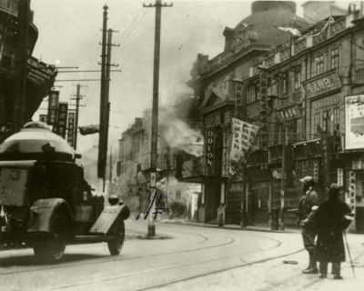 Autoblindo giapponesi e incendio del teatro Odeon a Shanghai, 1932 (Collezione Trentoincina)