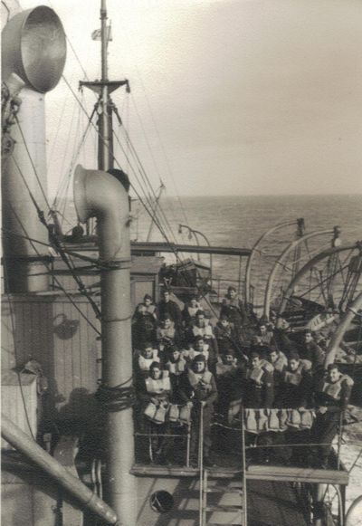 Truppe trasportate a bordo del Piroscafo Ogaden, nel marzo 1942, in Mediterraneo (Mare Tirreno). Si vede abbondanza di giubbotti di salvataggio, pronti per l'uso. Tutti indossano il salvagente. Collezione Croci